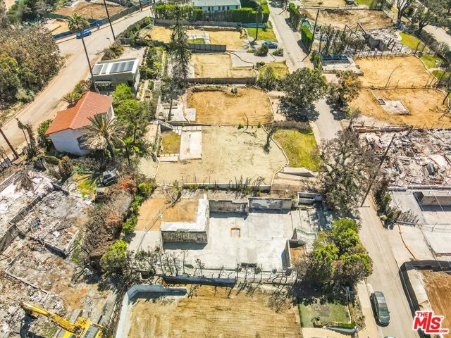 14635 Whitfield Avenue, Pacific Palisades CA: https://media.crmls.org/mediaz/8b05c8ee-0daf-43c6-ab8a-b8c8629f22ea.jpg