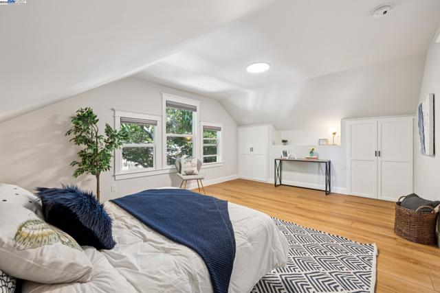 1525 Stanton St, Alameda CA: https://media.crmls.org/mediaz/8b06a30f-d847-48ac-aff3-4cf4fb22d6a4.jpg