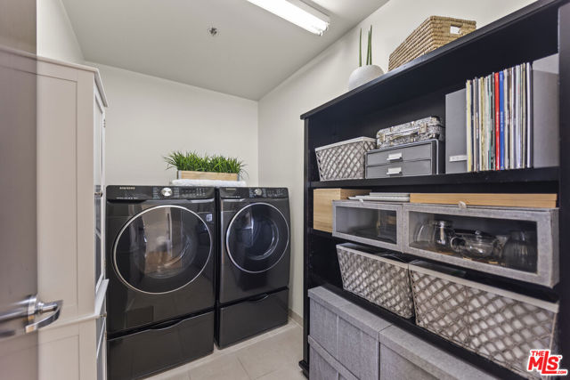 1100 S Hope Street, Los Angeles CA: https://media.crmls.org/mediaz/8b073634-0d8d-43fa-9ca5-e65f89994189.jpg