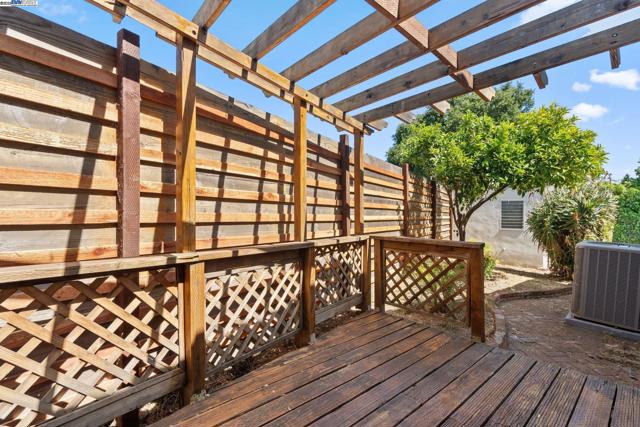 955 Maud Ave, San Leandro CA: https://media.crmls.org/mediaz/8b074a14-4faf-4cd2-8f7f-b53674798398.jpg