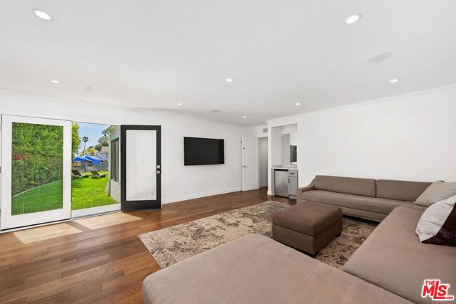 400 Chautauqua Boulevard, Pacific Palisades CA: https://media.crmls.org/mediaz/8b07c18f-f3ce-497e-ba00-71cd3b4a8cda.jpg