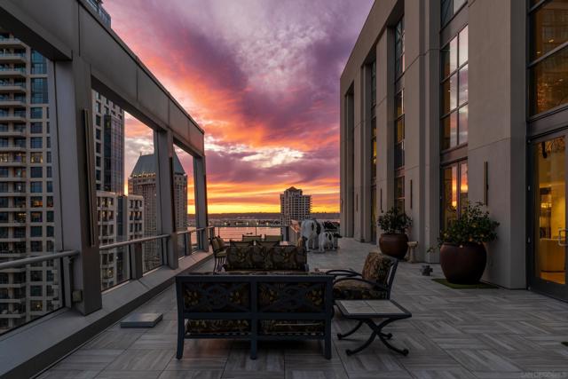 645 Front St, San Diego CA: https://media.crmls.org/mediaz/8b09c538-ddeb-4eee-9d1f-95b20e617ea0.jpg