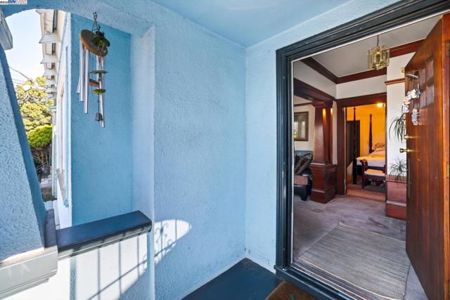835 Apgar St, Oakland CA: https://media.crmls.org/mediaz/8b09c7dd-d843-4e40-934c-584c2ec7b145.jpg