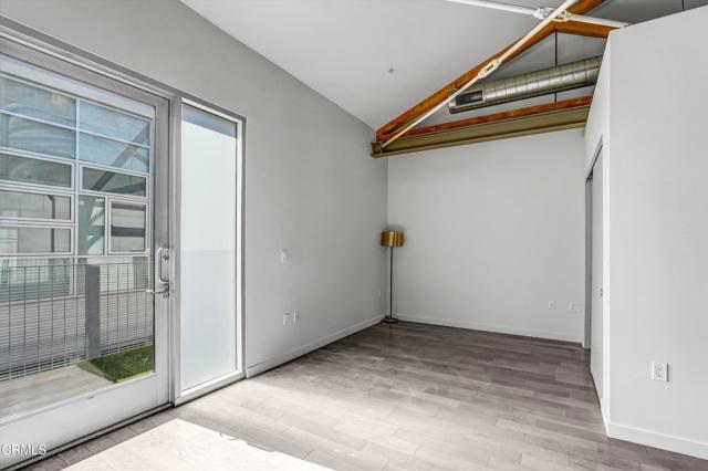 527 Molino Street, Los Angeles CA: https://media.crmls.org/mediaz/8b0a287d-dfc9-4476-bc70-95785eb9765d.jpg
