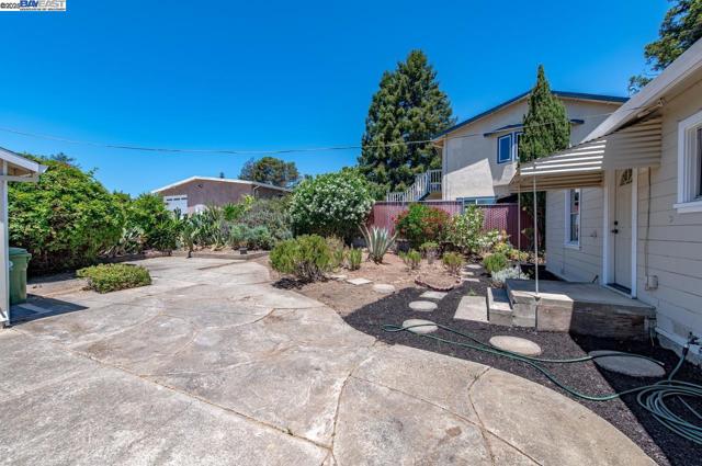 17673 Dorson Ln, Castro Valley CA: https://media.crmls.org/mediaz/8b0ae1ce-3413-495f-8f68-2e8f3dedac91.jpg