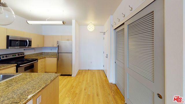 630 W 6th Street, Los Angeles CA: https://media.crmls.org/mediaz/8b0cf774-88d7-43bd-9a3b-179dbf846e85.jpg