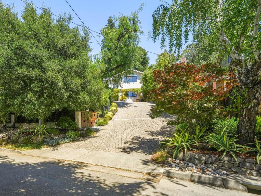 https://media.crmls.org/mediaz/8b0d661e-ae1a-4a5f-b569-d2dc636ea312.jpg?preset=X-Large