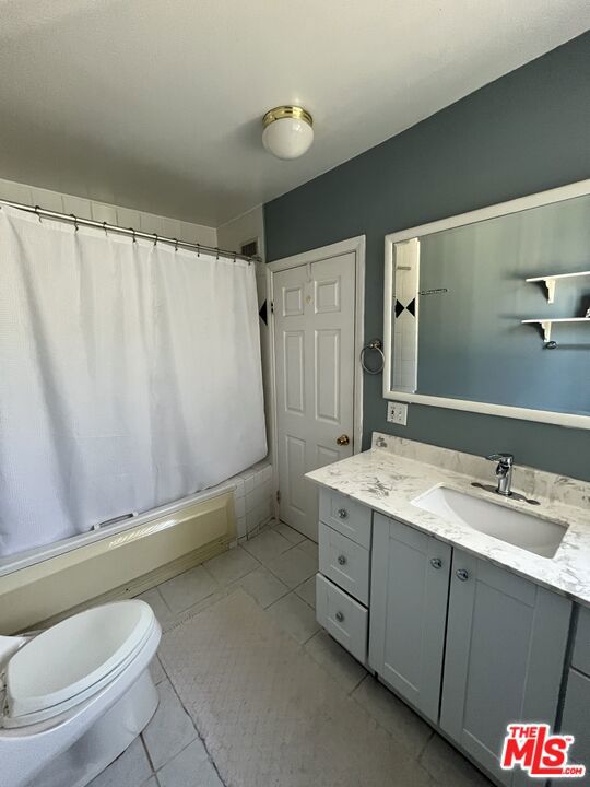 7516 Whitaker Avenue, Van Nuys CA: https://media.crmls.org/mediaz/8b0dcbbb-0cea-425d-81e4-ecb8da916d6d.jpg