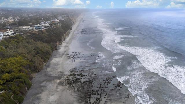 1059 Hymettus Ave, Encinitas CA: https://media.crmls.org/mediaz/8b0e6073-bccd-429b-86b1-3fd20c1d40bf.jpg