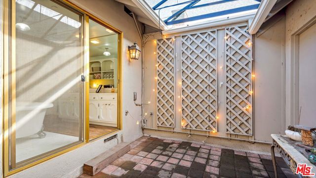 4559 Morella Avenue, Valley Village CA: https://media.crmls.org/mediaz/8b0ecabe-c0cf-4138-9890-bcf69d132c49.jpg