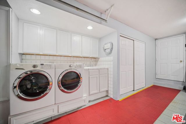 9520 Via Tivoli, Burbank CA: https://media.crmls.org/mediaz/8b0ecbee-a187-4fc7-b766-e6ef293724b3.jpg