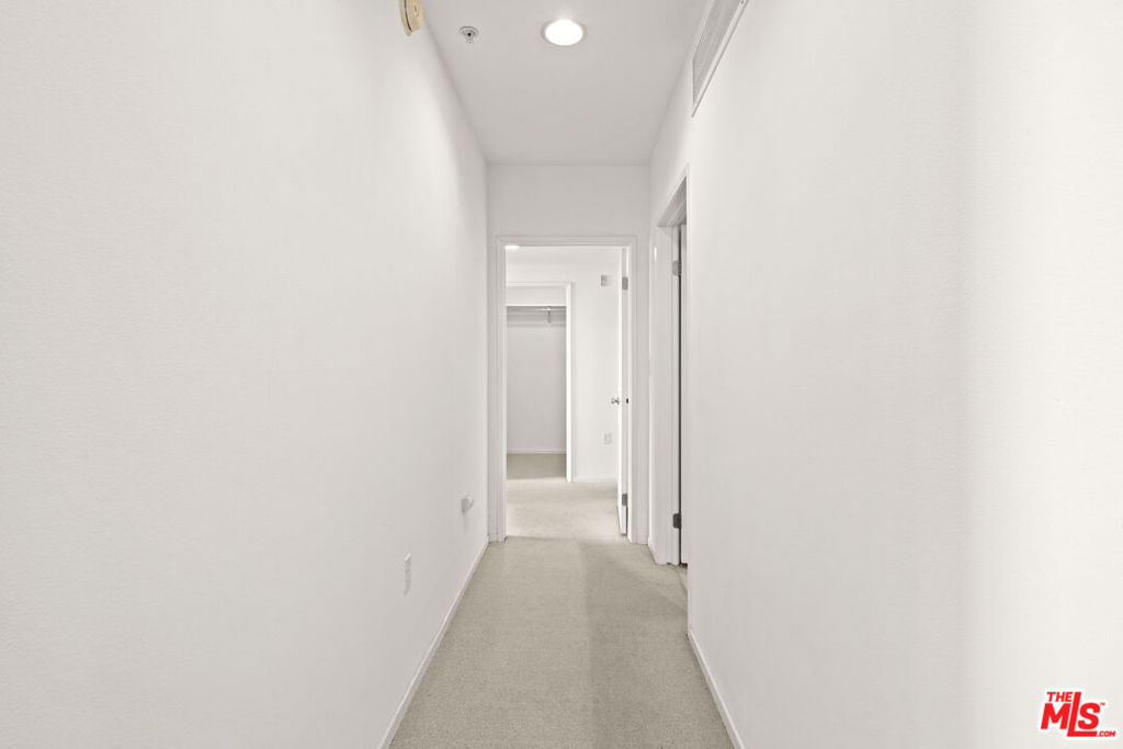 https://media.crmls.org/mediaz/8b100a5b-42e5-4f52-8834-77c3191b8623.jpg?preset=X-Large
