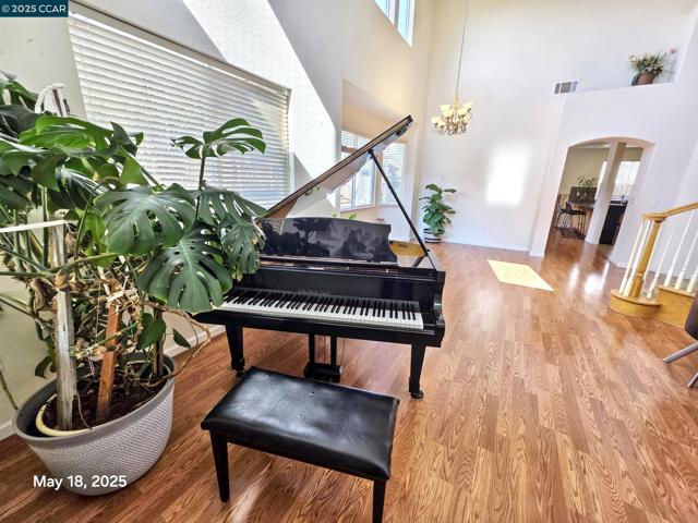 881 Meadow View Dr, Richmond CA: https://media.crmls.org/mediaz/8b10c573-7607-4968-a109-0384a4d0042f.jpg