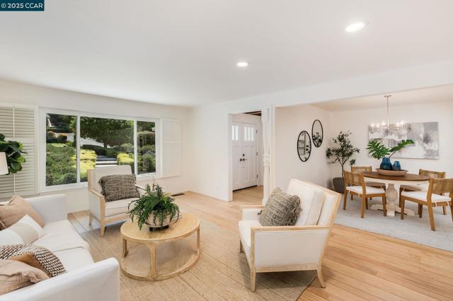 3402 Goyak Dr, Lafayette CA: https://media.crmls.org/mediaz/8b10e502-1c45-42b8-847f-f7c07985659f.jpg