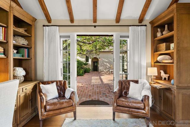 7725 Whitefield Pl, La Jolla CA: https://media.crmls.org/mediaz/8b11b4df-d498-45ce-8cef-868c5291fad3.jpg