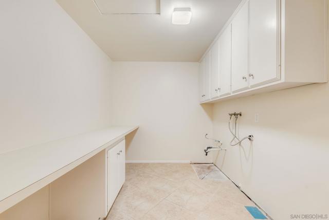 3013 Woodford Dr, La Jolla CA: https://media.crmls.org/mediaz/8b11b6f3-f910-4023-95de-5e2295b7b4a8.jpg