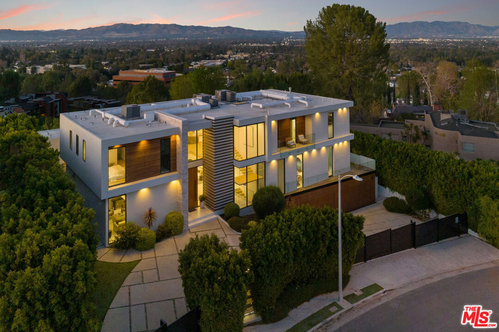 16801 Oak View Drive — Contemporary
