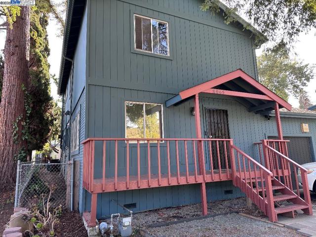 8065 earl st, Oakland CA: https://media.crmls.org/mediaz/8b11efa2-2375-4f1f-acd3-0737d61ef7ea.jpg