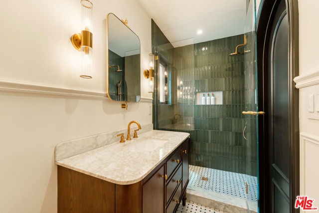 236 S Reeves Drive, Beverly Hills CA: https://media.crmls.org/mediaz/8b12e1df-192a-4060-83b2-2e4b76008ee5.jpg