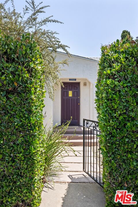 2310 Glencoe Avenue, Venice CA: https://media.crmls.org/mediaz/8b13d2ff-befc-4b52-8264-777075d130d9.jpg