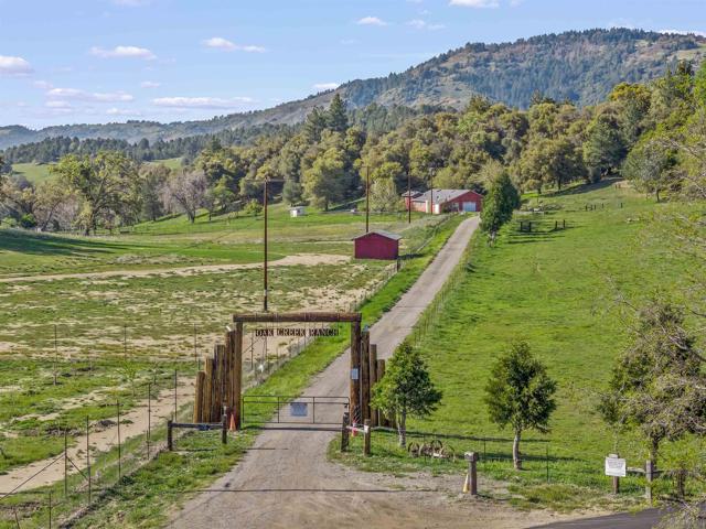 2464 Wynola Rd, Julian CA: https://media.crmls.org/mediaz/8b13d75f-ff4a-43bd-a6ab-94f11346bad3.jpg