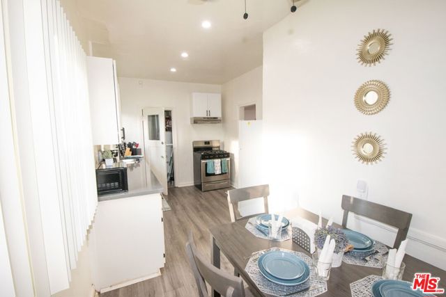1296 S Citrus Avenue, Los Angeles CA: https://media.crmls.org/mediaz/8b1469db-60fe-44d6-a5f6-743e99af9321.jpg