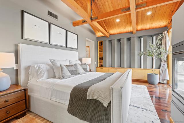 5259 Pacifica Dr, San Diego CA: https://media.crmls.org/mediaz/8b148966-bf13-4003-8f6c-802a196f4b72.jpg