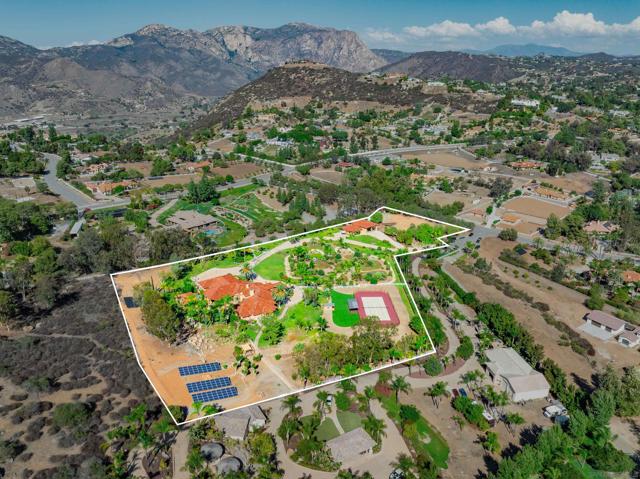 15397 Rock Creek Ln, El Cajon CA: https://media.crmls.org/mediaz/8b152a7b-82f7-4109-b1b8-090184f6a0e9.jpg