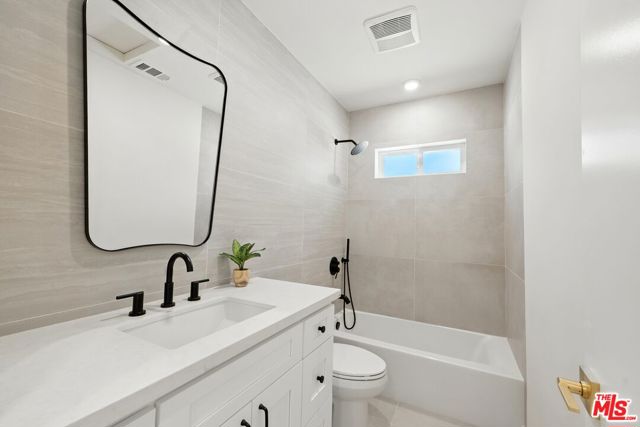 15727 Hartsook Street, Encino CA: https://media.crmls.org/mediaz/8b15938f-dd10-4727-8f22-a85966168680.jpg