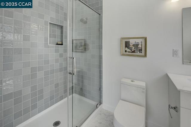 1039 Elsinore, Oakland CA: https://media.crmls.org/mediaz/8b159875-8105-4963-a04d-9359327f2320.jpg