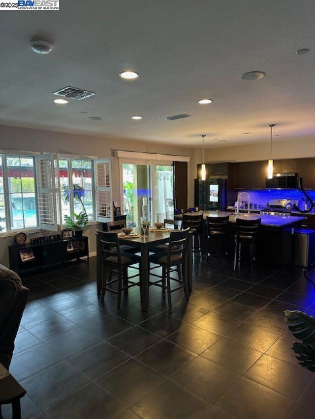 1050 Clear Lake Dr, Oakley CA: https://media.crmls.org/mediaz/8b15a223-6ca8-4ba1-9bba-e542308520e7.jpg