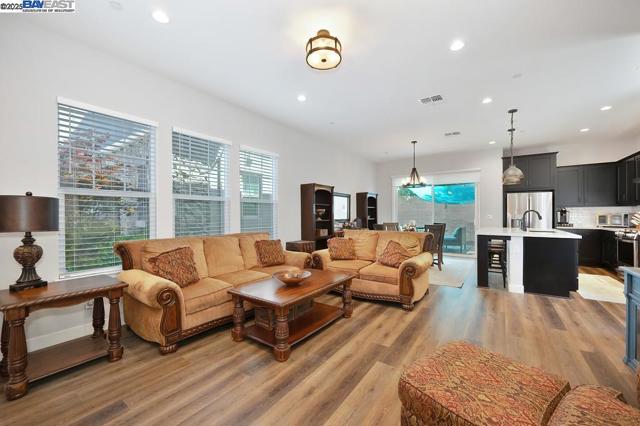 7544 Twin Bridges Ln, Citrus Heights CA: https://media.crmls.org/mediaz/8b16585a-6ee5-4bbc-aca7-9ae07cec1e6d.jpg