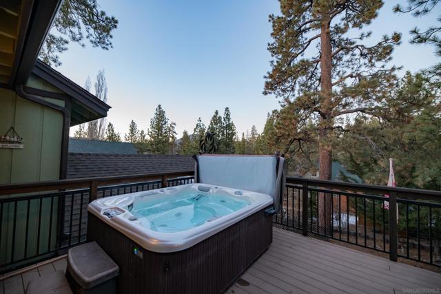 39470 Lake Dr, Big Bear CA: https://media.crmls.org/mediaz/8b167bce-7a7d-4eda-8d7d-4332073717a9.jpg