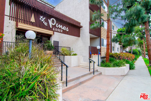6000 Canterbury Drive, Culver City CA: https://media.crmls.org/mediaz/8b17407d-cade-4e46-a226-41ac33de1e5e.jpg