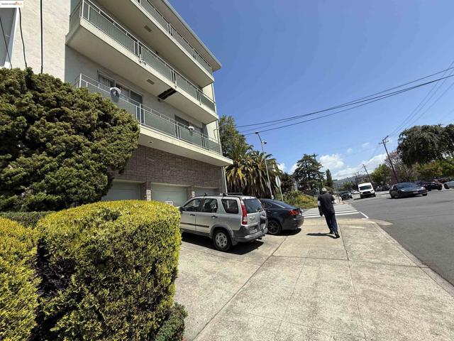 3877 Howe St, Oakland CA: https://media.crmls.org/mediaz/8b184217-5b81-48bf-8b7d-7199b10a6240.jpg