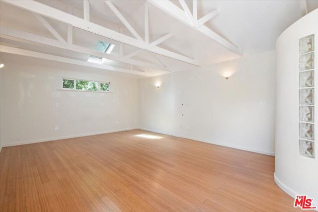 4385 Camellia Avenue, Studio City CA: https://media.crmls.org/mediaz/8b190994-d35c-4180-a8e7-d29fd1791773.jpg