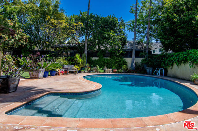 664 S Highland Avenue, Los Angeles CA: https://media.crmls.org/mediaz/8b1a70b5-198b-4ff9-8665-855a48414d9e.jpg