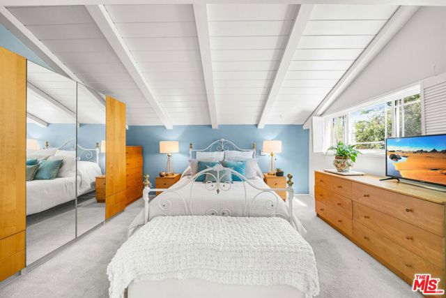 4963 Haskell Avenue, Encino CA: https://media.crmls.org/mediaz/8b1c1040-44d9-4308-91a5-170de7ea0a50.jpg