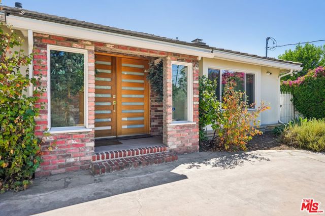 13518 Kittridge Street photo 2