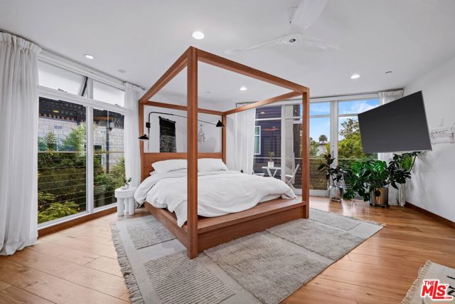 512 Brooks Avenue, Venice CA: https://media.crmls.org/mediaz/8b1d78dd-0dee-4aa1-b77b-6ec2cd42dfb5.jpg
