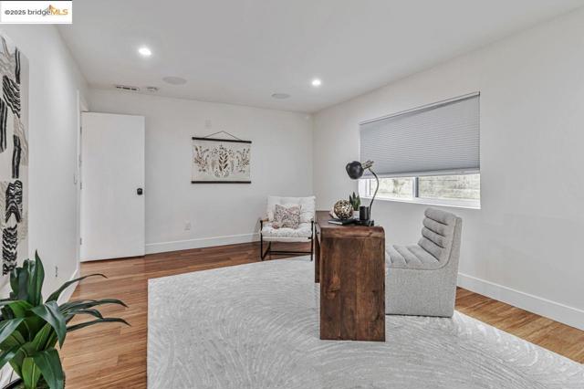 7900 Michigan Ave, Oakland CA: https://media.crmls.org/mediaz/8b1e2dfa-f978-4687-87c1-6cd34e741a97.jpg