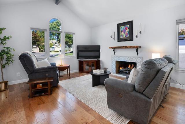4214 Gull Cove Way, Capitola CA: https://media.crmls.org/mediaz/8b1ea36a-969d-43e4-af14-459ac5d6a3b7.jpg