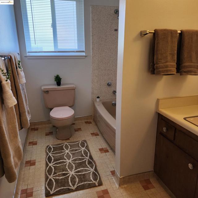 3312 Wisconsin St, Oakland CA: https://media.crmls.org/mediaz/8b1ecc92-6131-4296-932e-f3bb921598cf.jpg