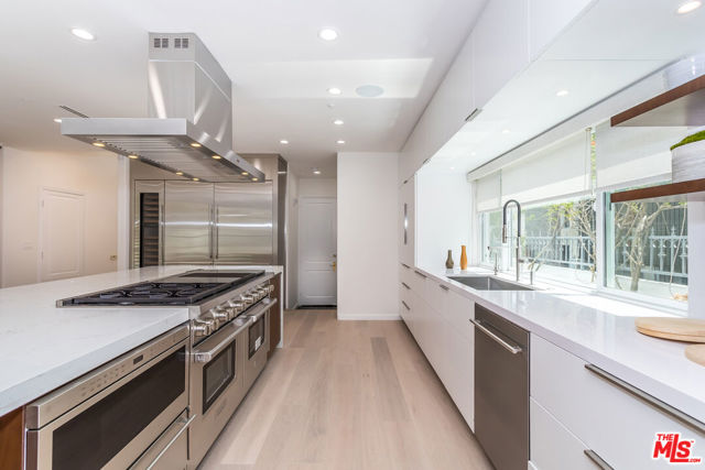 107 N Doheny Drive, Beverly Hills CA: https://media.crmls.org/mediaz/8b1f3abf-a356-44e8-8f74-14e299fee3fa.jpg