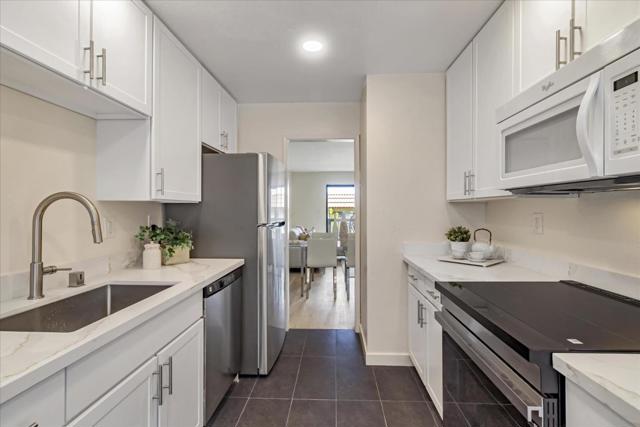 4074 Farm Hill Boulevard, Redwood City CA: https://media.crmls.org/mediaz/8b20167d-f227-4acd-80da-af50fb4ffdec.jpg