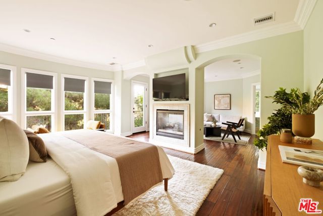 2505 Bowmont Drive, Beverly Hills CA: https://media.crmls.org/mediaz/8b2025ee-1cbe-4f97-86b5-82aab2602940.jpg