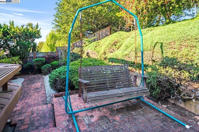 3554 Arcadian Ct, Castro Valley CA: https://media.crmls.org/mediaz/8b203d6f-c069-4486-9dc1-f66758da7af6.jpg