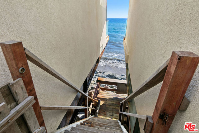 20438 Pacific Coast Highway, Malibu CA: https://media.crmls.org/mediaz/8b21bfe5-b43c-4c76-9f04-c24d8556b17c.jpg