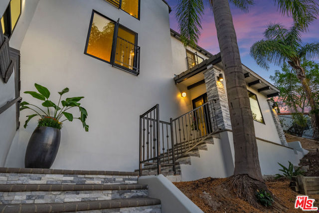3236 Primera Avenue, Los Angeles CA: https://media.crmls.org/mediaz/8b21e4c2-174e-40be-abd5-d528535e1426.jpg