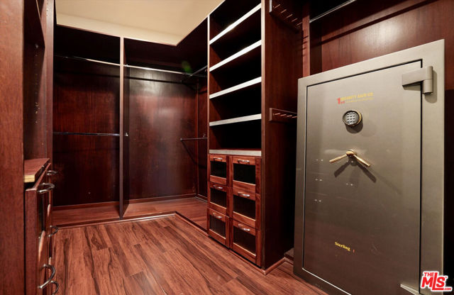 8835 Evanview Drive, Los Angeles CA: https://media.crmls.org/mediaz/8b22af61-07a6-4d2c-85b8-d8eba4f0d6d0.jpg